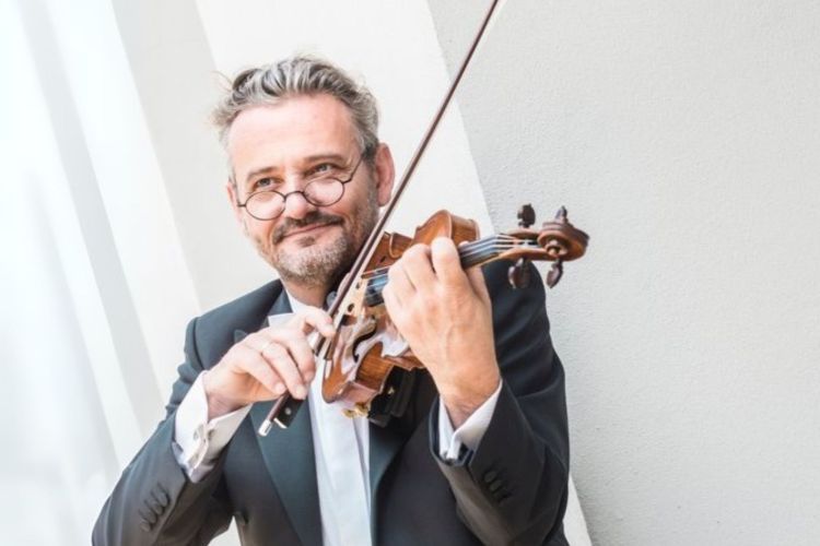 Johannes Meissl playing violin